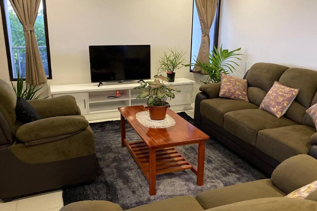 Lovely 4-Bedroom Holiday Home With Free Parking. Лаутока Екстер'єр фото