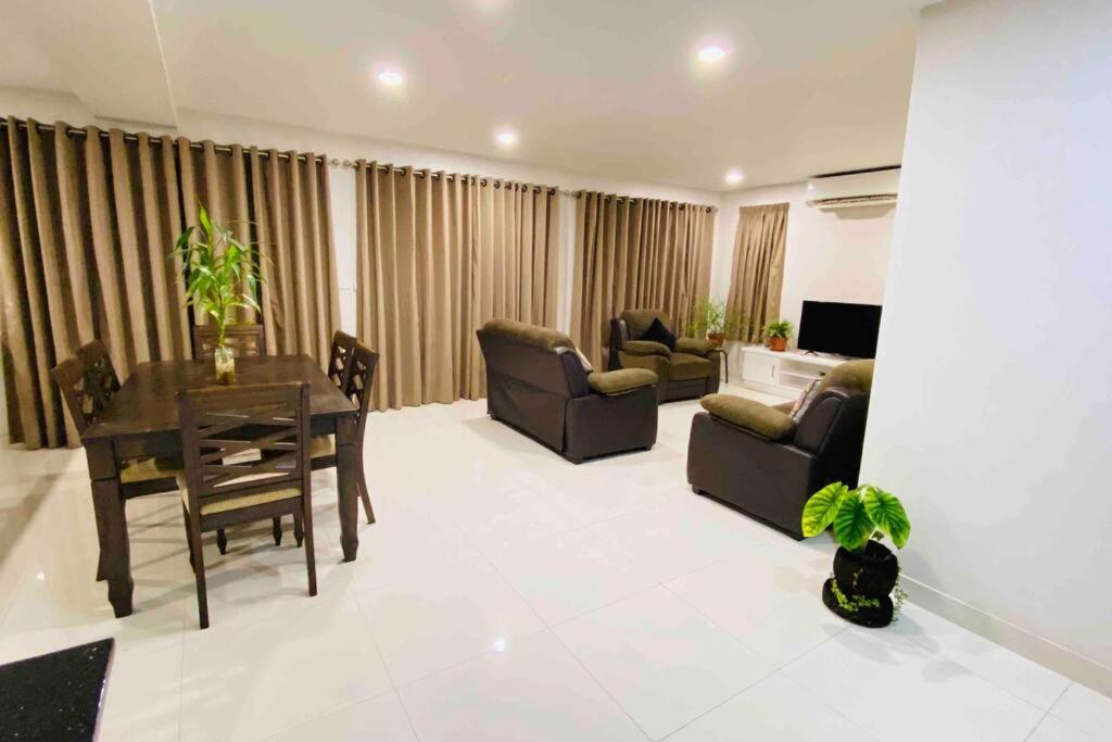 Lovely 4-Bedroom Holiday Home With Free Parking. Лаутока Екстер'єр фото