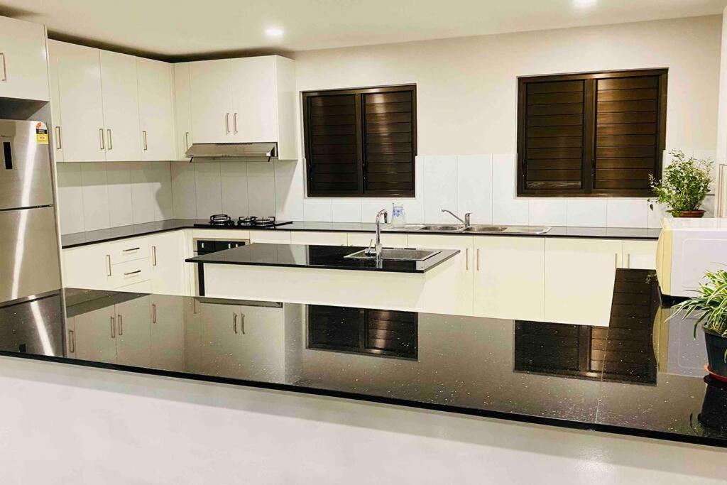 Lovely 4-Bedroom Holiday Home With Free Parking. Лаутока Екстер'єр фото
